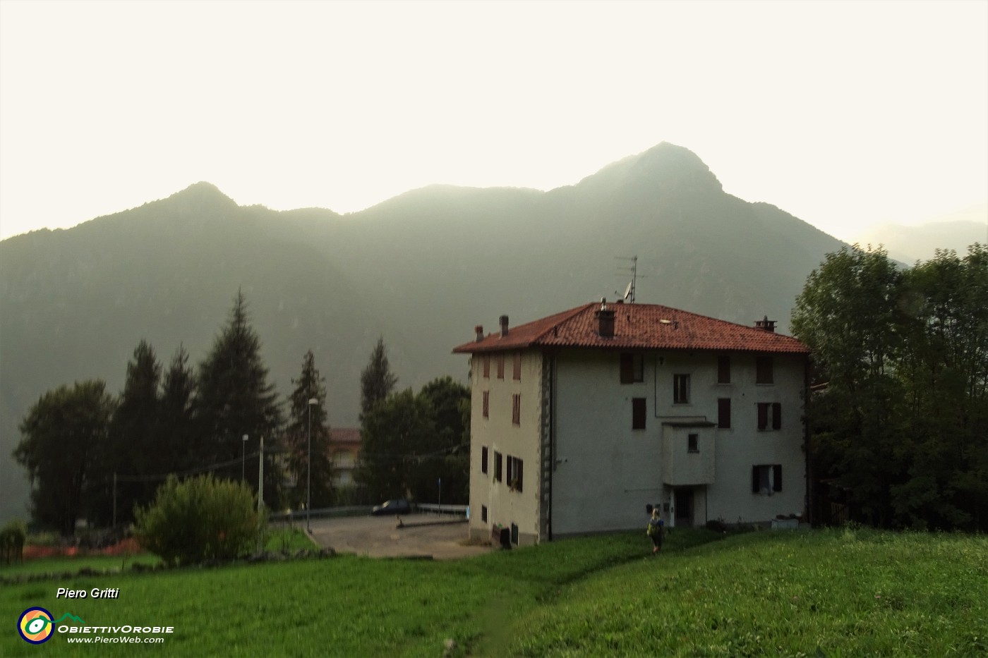 84 Alle case di Tessi-Spino al Brembo con vista sul Monte Zucco nella foschia.JPG